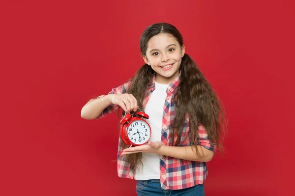 Smiling child girl with mechanical alarm clock, day period — Stock Photo, Image