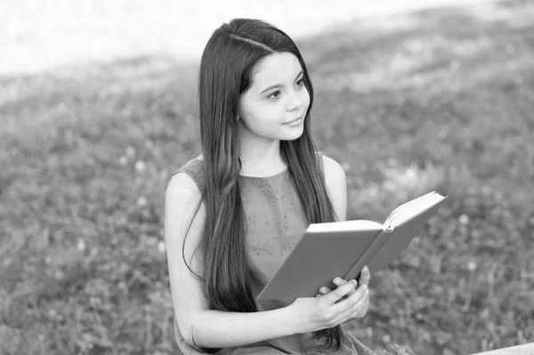 Volar alto en la imaginación. Un niño pequeño leyó el libro el día de verano. Desarrollar la imaginación. Imaginación y fantasía. Literatura y poesía. Deja que tu imaginación explore, lee más — Foto de Stock