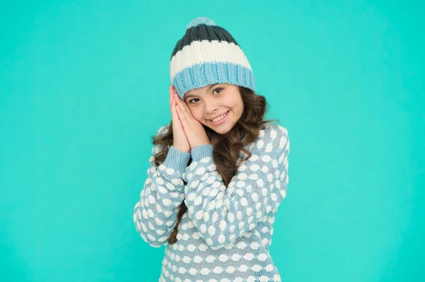 행복으로 가득 차 있습니다. 편안하고 편안하고. 활동적 인 휴식을 위한 겨울 패션. 뜨개질 옷을 입은 아이. — 스톡 사진