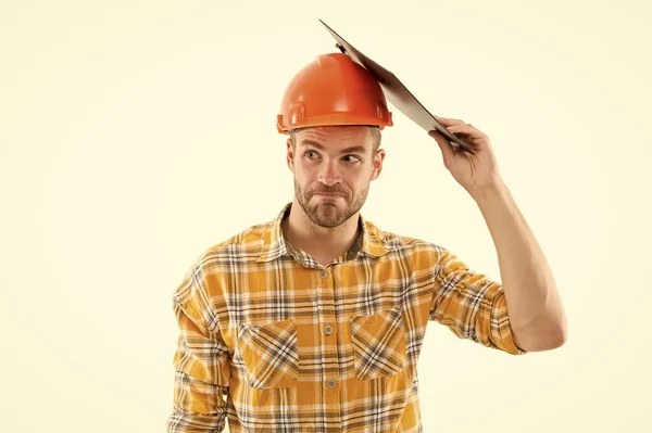 Pas op je hoofd. Let op je veiligheid. Bouwer in veiligheidshelm bescherm hoofd met klembord. Veiligheid en gezondheid in de bouw. Veiligheid op de bouwplaats. Veilige bouwpraktijk. Bouw en bouw — Stockfoto