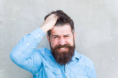 Ağrı ve migren. Sakallı hippi acı verici. Acı dolu bir yüz ifadesi. Acı verici deneyim konsepti. Hayal kırıklığı ve hayal kırıklığı. Tıbbi tedaviler. Ağrı kesici reklamı. Sağlık ve hastalık