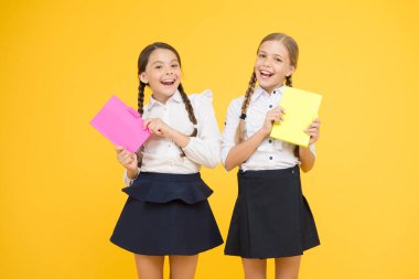 Kitabın ötesinde. Okul üniformalı küçük kızlar. Çalışma kitabı olan neşeli sınıf arkadaşları. sözlük defteri. Bilgi al. Hikaye okumak. Çocuk edebiyatı. Çocuklar dil bilgisi öğreniyor. Okula geri dön.