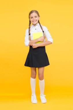 Bilgiye doğru. Okul üniformalı küçük bir kız. sözlük defteri. Bilgi al. Hikaye okumak. Çocuk edebiyatı. Çocuk dil bilgisi öğreniyor. Okula dönüyorum. Çalışma kitabı olan mutlu bir kız. Eğitim