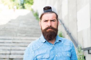 Yüz kılı tedavisi. Sakallı hippi vahşi adam. Moda modası sakal tımar etme. Vahşet ve güzellik. Erkeklik kavramı. Berber dükkanı sakalı tımarlıyor. Erkeksi hissediyorum. Bıyık ve sakal.