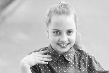 Sevecen, gülümseyen, küçük bir çocuk. Mutluluk ve neşe. Dişli gülümseme. Küçük çocuk mutlu bir gülümseme. Sağlıklı dişleri olan gülümseyen bir çocuk. Sevimli kız içten bir gülümseme. Masumiyet ve saflık kavramı