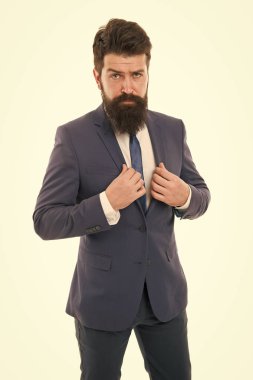 Sakallı hippi resmi ofis çalışanı. İş adamı resmi takımı. Modern iş adamı ofiice işçisi. Ofis hayatı konsepti. Burada patronun kim olduğunu biliyor. Sakallı adam kendinden emin duruşu beyaz tenli.