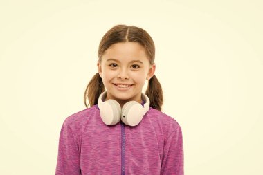Kolayca dinlenmek için rahat kulaklıklar. Beyaza izole edilmiş kulaklık takan küçük kız. Kablosuz kulaklıklı küçük bir çocuk. Kulaklıkla müzik dinlemeyi seven tatlı bir çocuk.