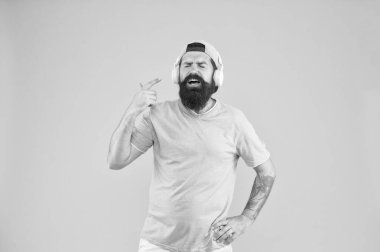 Her şey müzikle ilgili. Hippi sarı arka planda en sevdiği müziğin tadını çıkarıyor. Acımasız bir adam müzik dinliyor ve şarkı söylüyor. Kulaklık takan sakallı adam müzik çalıyor.