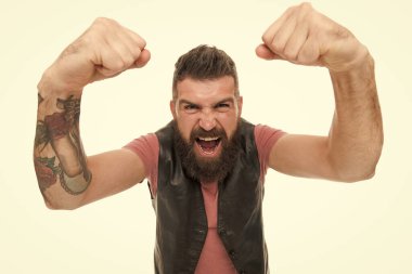 Dövmesi mükemmel. Kızgın adam kollarını dövmeyle gösteriyor. Dövmeli, bağıran ve yumruklarını sallayan acımasız bir hippi. Sakallı, derisini kalıcı dövmeli bir adam.