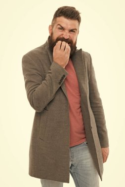 Sakallı ve yakışıklı. Sakallı hippi tarzı moda ceket. Adam günlük tarz kıyafetler giyiyor. Erkek gardırobu. Bahşişler ve numaralar yakışıklı adam. Çekici ve yakışıklı. Erkek giyim ve moda konsepti