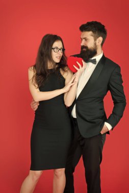 İki kalp için bir kalp. Seksi bir kadın ve sakallı olgun bir adam. Birbirine aşık çiftler. Resmi bir çift. Aşk ilişkisi. Kırmızı sevgililer günü kalbi olan çift. Kalbimi al. Estetik gelişim. estetik bir seçim.