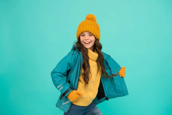 Hai să ieşim afară. Vremea sezonului rece. Activitate în aer liber pentru copii. Pulover pentru fetiţe. accesoriu pălărie și mănuși. Fără gripă. Vânzări de haine calde. Fericit fata overhaat. Vacanţă de iarnă. haine tricotate moda — Fotografie, imagine de stoc
