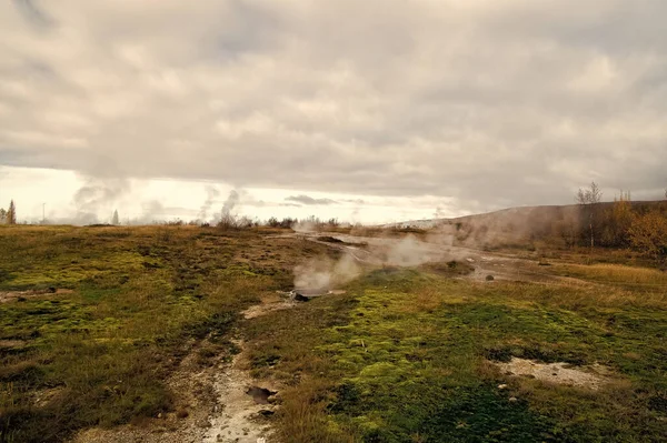 Naturwunder Geysir. Dampf einer heißen Mineralquelle in Island. Island ist berühmt für seine Geysire. Island Geysir Park. Landschaft Wiese mit Dampfwolken. Geysir heißen Quellen Bereich. Hochaktiver Geysir — Stockfoto