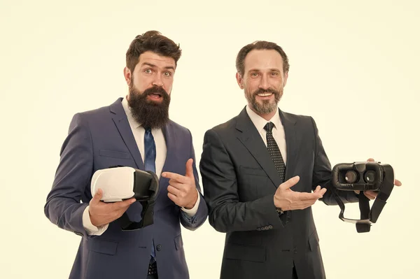 Negócios virtuais. Conceito de negócio online. Homens barbudos fatos formais. Tecnologias digitais e cibernéticas. Experiência experimental. Inovação empresarial. Apresentação do Vr. Homens vr óculos tecnologia moderna — Fotografia de Stock