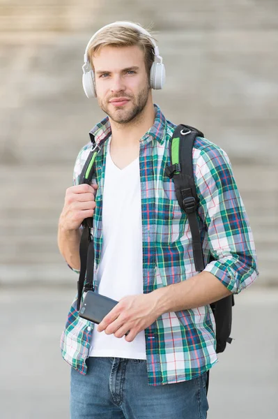 Regard attrayant. la vie scolaire. Écoutez de la musique. Jeunesse moderne et numérique. homme à la mode. Étudiant collégien écouteurs smartphone. Éducation en ligne. Concept de livre audio. Technologie éducative. étudiant e apprentissage — Photo