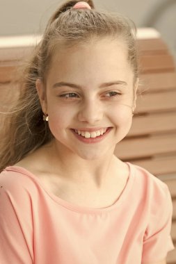 Masum bir gülümseme. Kocaman gülümseyen sevimli küçük kız. Uzun sarı saçlı ve mutlu gülümseyen sevimli küçük bir çocuk. Gülümseyen çocuk güzel yüzünde beyaz, sağlıklı bir gülümseme