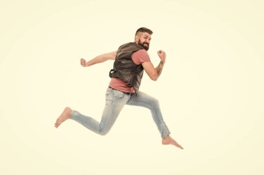 Çok enerjik hissediyorum. Fotoğraf stüdyosunda aktif ve enerjik bir hipster. Sakallı adam güçlü ve enerjik hareketlerle hızlı koşuyor. Enerji ve enerjik aktivite