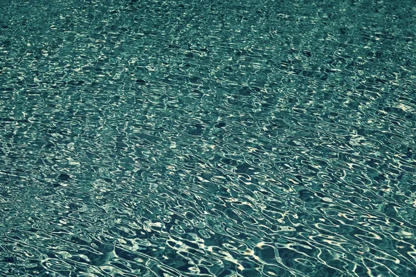 Cursos de natación. fondo marino. vida en la playa de malibú. fondo de agua de mar. bajo el agua. vacaciones de verano. piscina de hotel de lujo. piscina o agua de mar. Agua clara transparente en la piscina — Foto de Stock