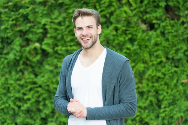 Começar o dia com um sorriso. homem feliz natureza fundo verde. Tipo barbudo estilo casual. aparar e cerdas cuidado do cabelo. Serviço de barbearia. Bonito macho. Primavera moda masculina. elegante homem sem barba — Fotografia de Stock