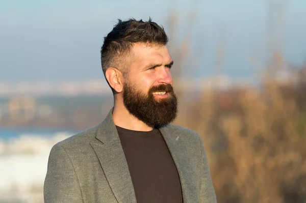 Salone da parrucchiere. Ragazzo elegante barba lunga. Taglio di capelli fresco. Uomo hipster barbuto con baffi sfondo cielo blu. Guida alla toelettatura della barba. Hipster serio bel ragazzo attraente con la barba lunga — Foto Stock