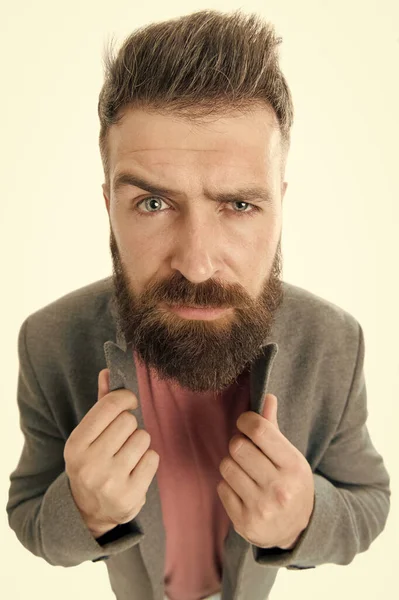 Nenhum homem nasce elegante. Elegante hipster vestindo jaqueta elegante com jeans casuais. Homem barbudo com corte de cabelo elegante. Caucasiano cara com bigode elegante e forma de cabelo de barba no rosto sem barba — Fotografia de Stock