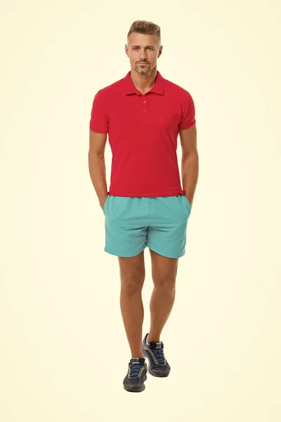 Style sportif. Vêtements homme et vêtements à la mode. Homme visage calme posant avec confiance fond blanc. L'homme est beau en chemise et short. Tenue de sport Guy. Concept de mode. Homme modèle boutique de vêtements — Photo