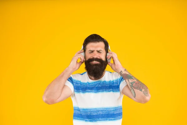 Méga succès. Playlist d'été. mélange de musique d'été. Homme hipster écouter chanson fond jaune. profiter des vacances d'été. Mélodie pour se détendre. heureux casque meloman barbu. été dans la ville. temps libre — Photo