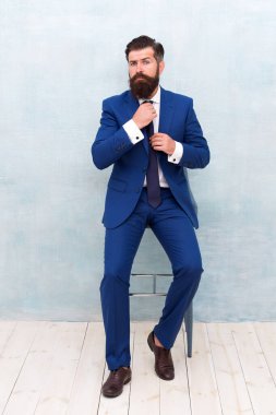 Centilmen modern tarz. Yakışıklı, maço bir adam smokin giyer. Moda kıyafetleri. Modern trend. Kendinden emin. Gerçekten mükemmel. Terzi kıyafeti. Moda dükkanı. Kiralık kıyafet servisi. Zarif moda kıyafeti.