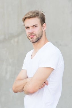 Sakallı beyaz adam gömleği. Erkek çekiciliğinin portresi. Genç, seksi, gri arka plan. Kendine güvenen maço adam. Yaz erkek modası. Karizması. Tıraşsız bir adam stil sahibi bir saç stili. öğrenci hayatı