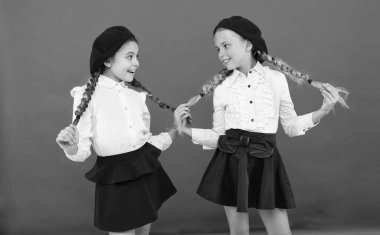 Süslü bir tarz. Okul arkadaşlığı. Aynı dalgada. Liseli kızlar resmi okul üniforması giyerler. Çocuklar güzel kızlar uzun örgülü saçlar. Saçları örgülü küçük kızlar okula gitmeye hazır. Okul moda konsepti