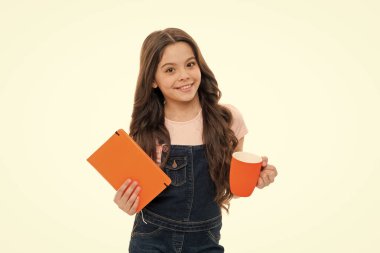 Zihnini ve bedenini sabah doldur. Elinde bardak ve not defteri tutan tatlı bir kız öğrenci. Küçük çocuk sabah çayı ya da süt içiyor. Okul çocuğu sabah kahvaltı yapıyor. Küçük kız sabah yemeğinin tadını çıkarıyor.