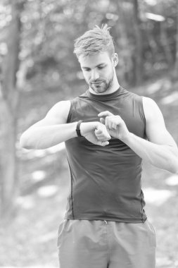 Başlama zamanı. Spor giyim sektöründe yakışıklı bir sporcu. Açık havada aktif sporcu eğitimi. Sporcu sağlıklı bir hayat sürüyor. Sağlıklı yaşam için günlük yürüyüş. Güçlü, formda, spor koçu.