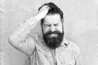 Ağrılar ve ağrılar. Baş ağrısı ve aşırı çalışma. Olumsuz duygular. Kötü hissediyorum. Sakallı adam. Sakallı, olgun bir hippi. Erkek yüz bakımı. Erkek berber moda bakımı. Sakallı vahşi adam. Onun stili.