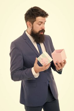 Sadakat ödüllendirme programını geliştirmenin yolları. Müşteri için bir hediye. Müşteri odaklı iş. Erkek kıyafetleri hediye kutusunun beyaz arka planına sahiptir. Minnettar bir kavram. Seninle çalışmaktan memnunum. Meslektaşıma bir hediye.