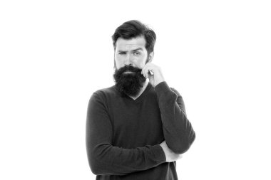 Uzun sakallı ve bıyıklı bir adam beyaz arka planda. Saç bakımı. Berber dükkanı konsepti. Sakal kılları farklı oranlarda uzar. Harika bir sakal bırakmak için ustura ve makasınızı bırakın ve bekleyin.