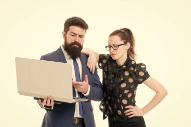 İş danışmanlığı. Dizüstü bilgisayarda deneyimli bir finans uzmanı. Erkek ve kadın danışmanlık işi. B2B danışmanı. Pazarlama ekibi konsepti. Ortaklık ve işbirliği. Danışmanlık ve terfi