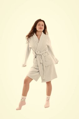 Rahatlayın ve kendinize iyi bakın. Kendine iyi bak. Kişisel bakım zamanı. Makyajsız, uzun saçlı, bornozlu beyaz arka plan giyen bir kız. Kadın masaj seansından sonra rahatlamış. Kaplıca ve cilt bakımı. Spa ve sağlık konsepti