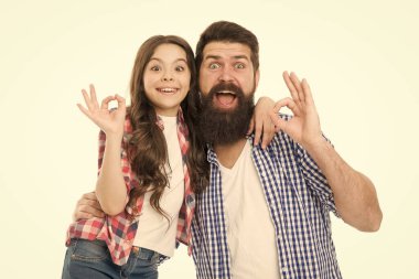 Sıradan ve gayri resmi. Sakallı bir adam ve sıradan giyinmiş tatlı bir kız. Mutlu bir baba ve küçük bir çocuk. Baba ve küçük kız gündelik kıyafetlerle gülümsüyorlar.