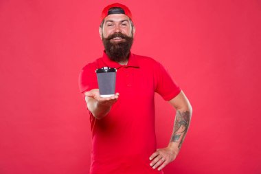 Cappuccino espresso menüsü. Kağıt bardak. Lezzetli kahve. Kafein içeriyor. Kahveci kahve bardağı tutuyor. Paket kahve. Kırmızı üniformalı, servis içkisi olan bir kafe. Yüksek kaliteli kahvenin tadını çıkar