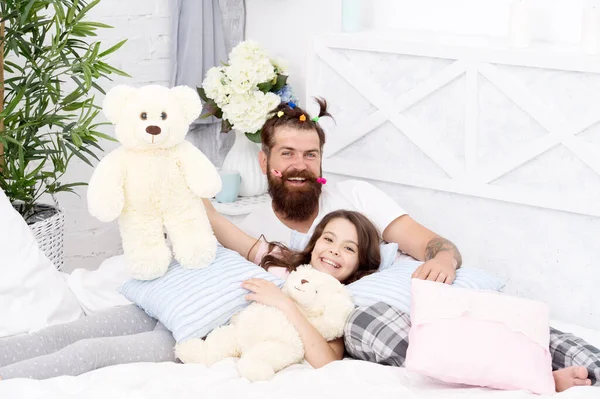 Día de la familia. Mi familia. padre e hija divirtiéndose. tiempo de vinculación familiar. Amo a mi papá. Feliz mañana juntos. divertida fiesta de pijamas. niña pequeña con el padre barbudo en la cama. fin de semana en casa —  Fotos de Stock