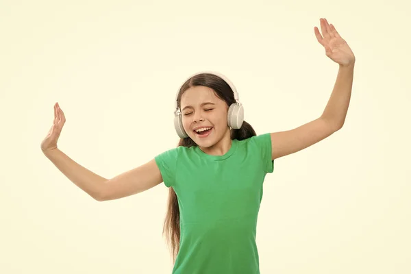 Spielen Sie ein beliebiges Lied. Probieren Sie Premium-Konto. Musik nonstop genießen. Privileg eines Premium-Musikkontos. Kleine Mädchen hören moderne Kopfhörer. Kleine Kinder hören Musik-Kopfhörer. Keine Werbeunterbrechungen — Stockfoto