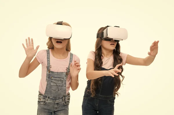 La realidad virtual es emocionante. Niñas niños pequeños usan gafas vr fondo blanco. Concepto de educación virtual. La vida moderna. Interacción en el espacio virtual. Juegos cibernéticos. Tecnología de realidad aumentada — Foto de Stock