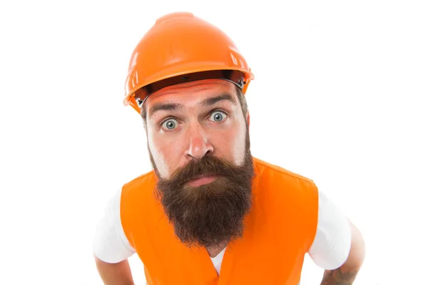 Werknemer in de industrie. Werknemer met zelfvertrouwen kijken geïsoleerd op wit. Harde werker draagt een veiligheidsmuts en een werkvest. Bouwvakker of bouwvakker met lange baard en snor — Stockfoto