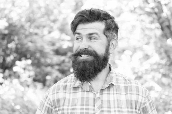 La joie de la meilleure coiffure. Homme barbu souriant avec coiffure de mode en été. Joyeux hipster avec coiffure faciale tendance. Caucasien gars portant designer coiffure extérieure — Photo