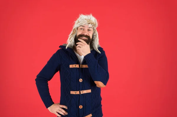 Neşeli ve pozitif. Soğuk mevsimde sakal bakımı. Vahşi adam kulaklığı. Kürk şapka aksesuarı. Sakallı adam kış etkinliğine hazır. Isın ve rahatla. Erkek modası. Mutlu moda hipster — Stok fotoğraf
