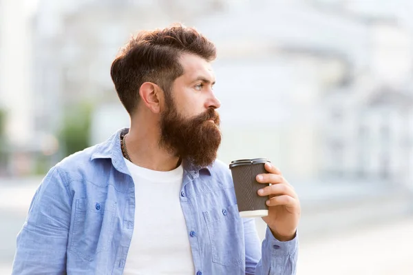朝一番だよ。髭の男は朝のコーヒーを屋外で飲む。ヒップスターは午前中にポータブルドリンクを保持します。朝食を。彼の気分の朝のカップ — ストック写真