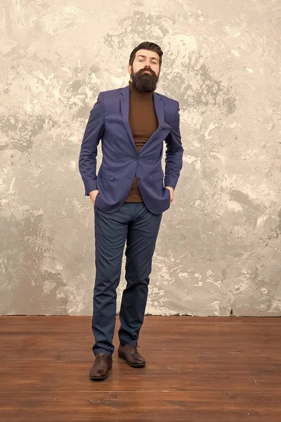 Homme élégant avec barbe. Brutal hipster barbu en costume formel. La vie moderne. Modèle masculin en costume formel. Homme d'affaires mature marche. Tailleur ou créateur de mode. costume formel pour bureau — Photo