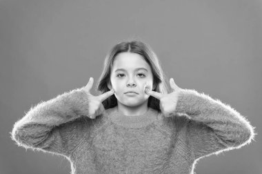 Yüz geliştirme egzersizleri. Sonsuza dek genç. Şirin kız elastik deri yüz kasları için egzersiz yapıyor. Güzellik tedavisi. Yüz konsepti. Komik ekşi surat. Çocuk yüz masajı yapıyor.