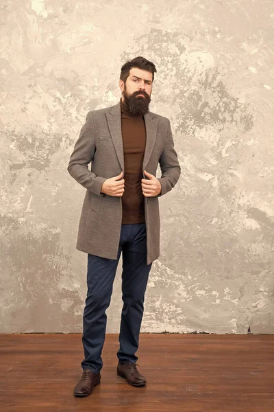 Trendy man met baard. Het moderne leven. Mannelijk mode model. Volwassen zakenman. Vrijetijdsstijl. Brutale bebaarde hipster in denim kleding. herfst stijl van trendy man. trendy man in herfstjas. Ambitieuze man — Stockfoto