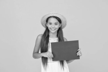 Bildiriyorum. Tatil zamanı. Kız hasır şapka. Görebiliyor musun? Kültürel bir etkinlik. Yaratıcı bir etkinlik. Galeri ya da müze. Reklam konsepti. Mutlu anılar. Turizmi destekliyorum. Yaz satışları. Kız posteri